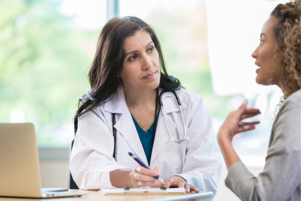 Persona hablando apasionadamente con su médico.