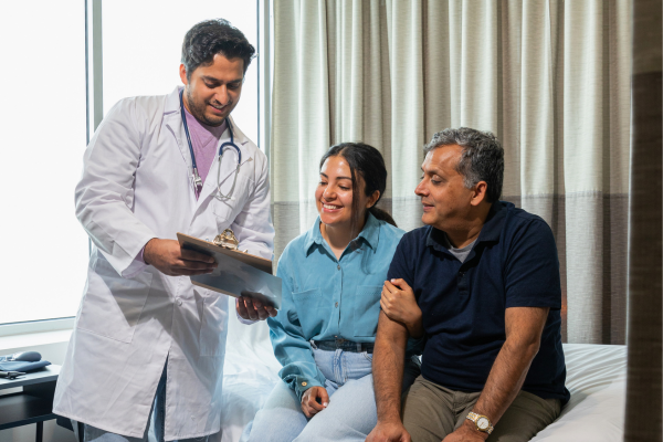 Persona adulta con su padre o madre en el médico