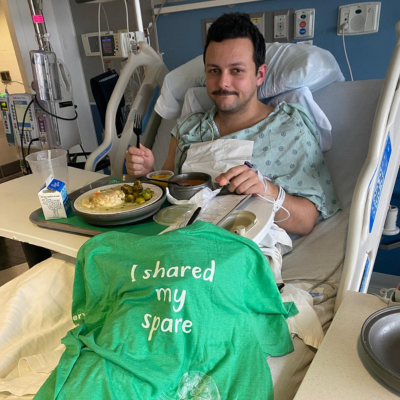 David en el hospital con la camiseta que dice “He compartido mi repuesto”