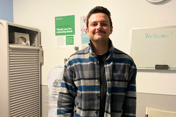 David, con un cartel de bienvenida a sus espaldas, en el hospital