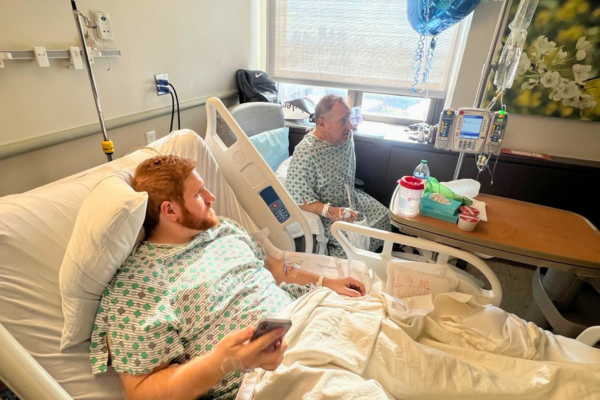 Joey y su padre en el hospital tras la operación