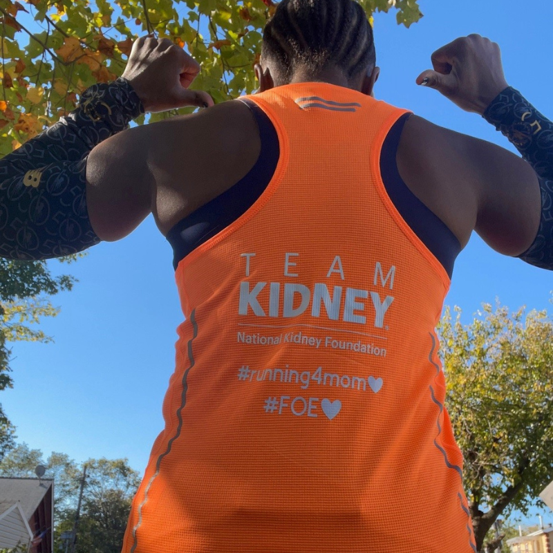 Artiea Smith's shirt says "Team Kidney", "# running for mom", and "#FOE"