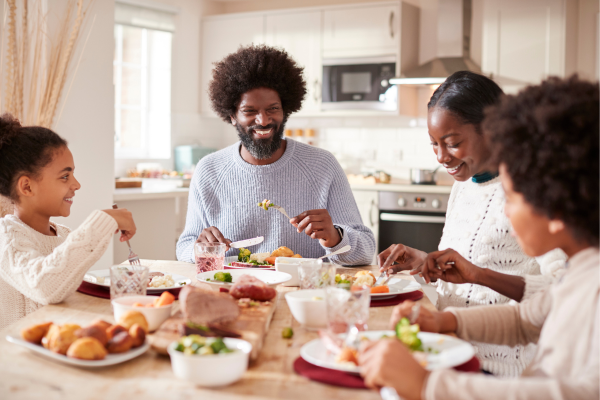 Una alegre familia reunida a la mesa para cenar