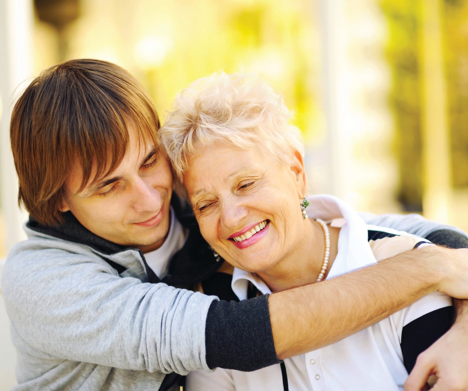 Разговор с подростком. Итальянец с мамой. Воспитание ребенка. Почему взрослый сын. Объятия мамы.