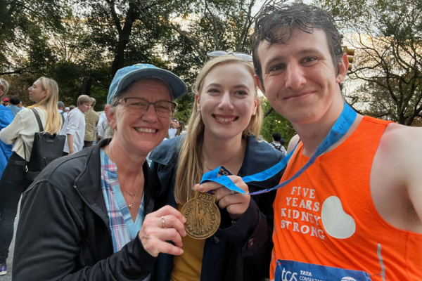 Andrew con su mamá con medalla de la maratón