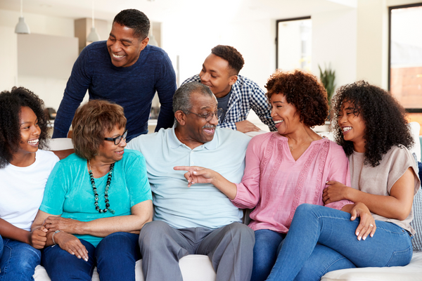 Familia multigeneracional sentada felizmente juntos en un sofá