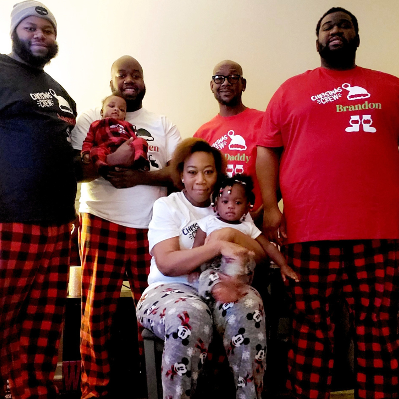 Nathan y Candria con su familia vestidos de pijamas navideños