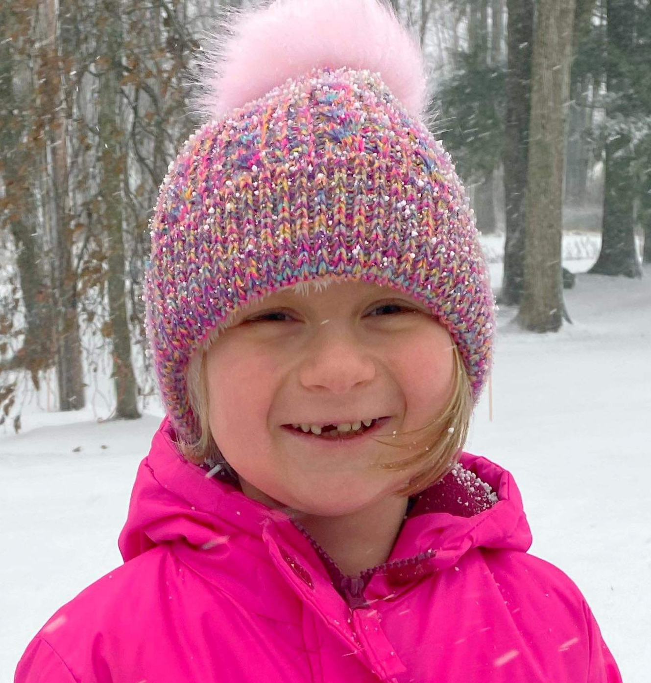 Charlotte Rice jugando en la nieve