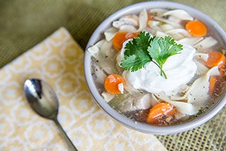 Sopa de fideos y pollo