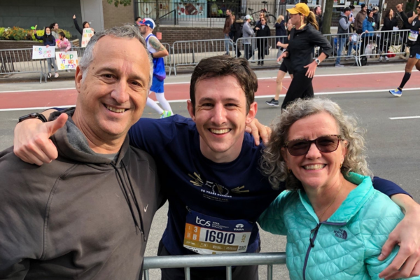 La familia Kendris en un maratón con un aspecto feliz