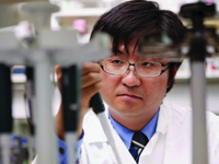 Researcher in a lab NKF Research for Advocacy