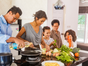 Familia multigeneracional cocina juntos