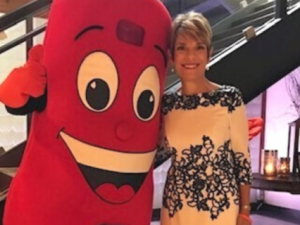 Shannon Glynn standing with Sydney the Kidney