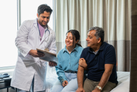 Persona adulta con su padre o madre en el médico