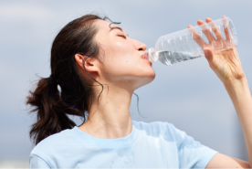 Una persona sudada bebiendo agua