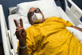 Orlando A. Torres Meléndez haciendo el gesto de la paz tras el trasplante