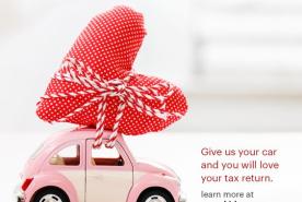 El anuncio muestra un cochecito de juguete rosa con un corazón de lunares rojos y los siguientes mensajes: «¡Nos ENCANTARÍA tener tu coche!» y «Danos tu coche a cambio de la devolución de impuestos» en www.kidneycars.org