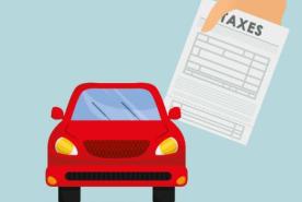 Un coche rojo con una mano que sostiene un formulario con la palabra «IMPUESTOS» sobre un fondo azul claro.