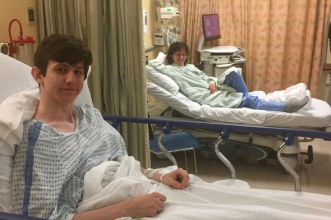 Andrew y mamá donante contentos después de la cirugía de trasplante en el hospital