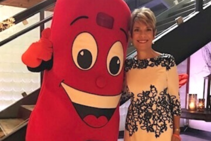 Shannon Glynn standing with Sydney the Kidney