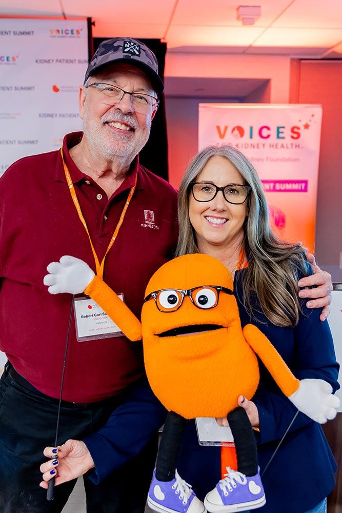 El personal y los defensores de la NKF con Kenny, la mascota del riñón