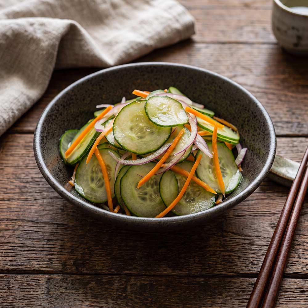 Ensalada japonesa de pepino con zanahorias y cebolla roja