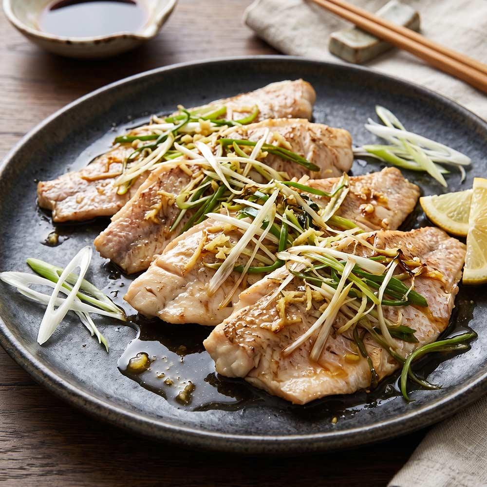 filetes de pargo al horno al estilo japonés con jengibre, cebolleta y limón