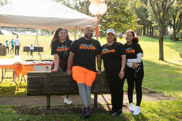 Donante vivo y familia sonriendo en la caminata renal