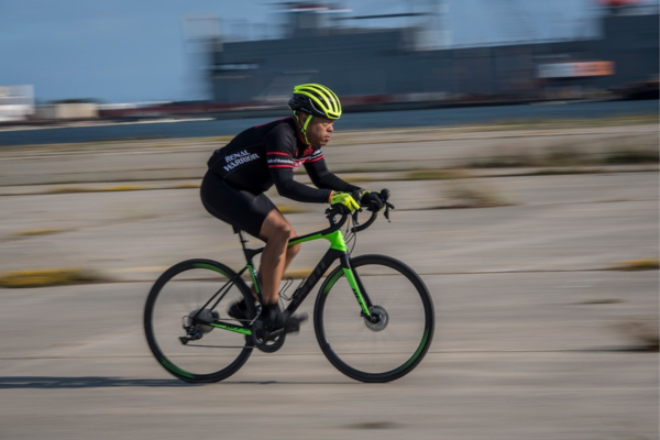 Wilson en bicicleta durante la carrera