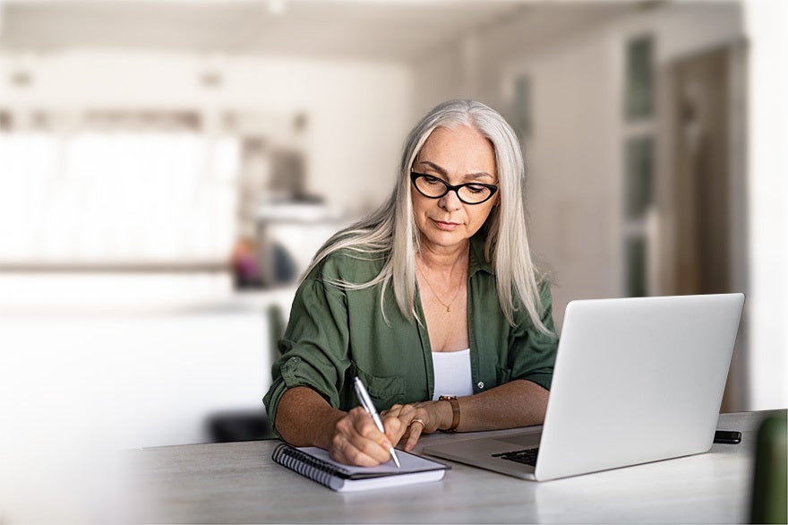 una mujer tomando notas 